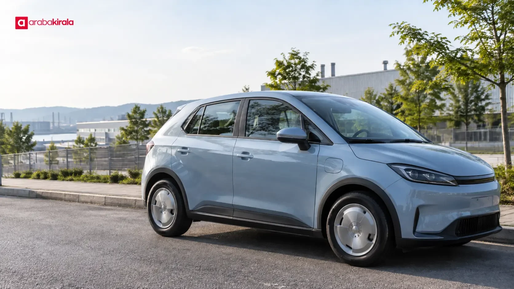 Şehir içinde ilerleyen elektrikli otomobil ve İzmit’teki üretim tesislerini çağrıştıran otomotiv teması