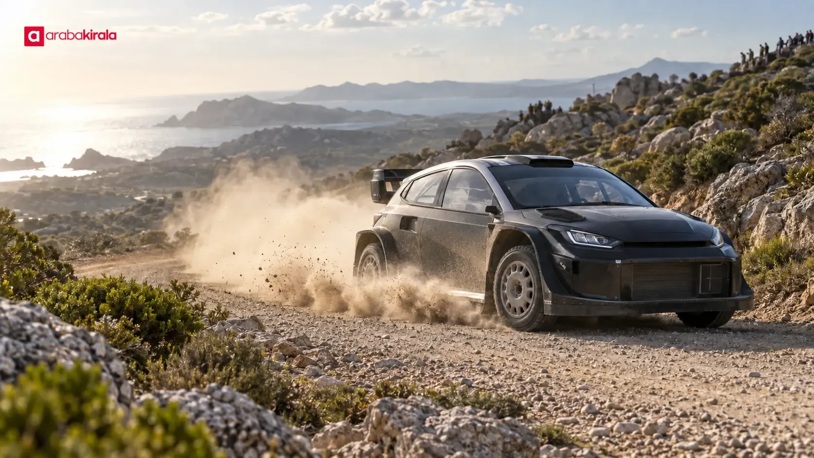 Sardinya’da toprak etapta yarışan bir ralli otomobili ve 2026 WRC takvimini inceleyen izleyiciler