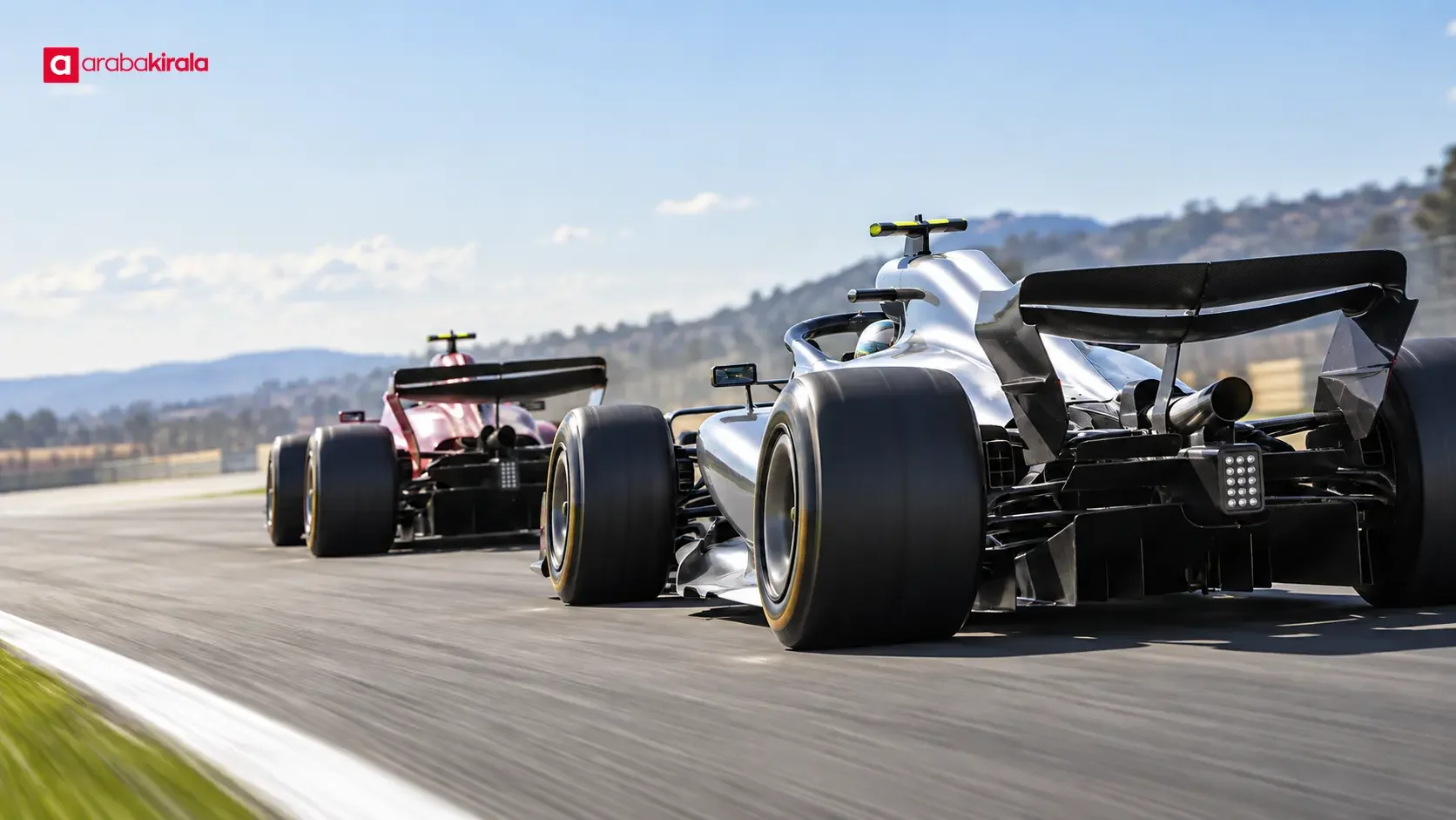 Formula 1 aracının arka kanadında DRS açıkken pistte ilerleyişi