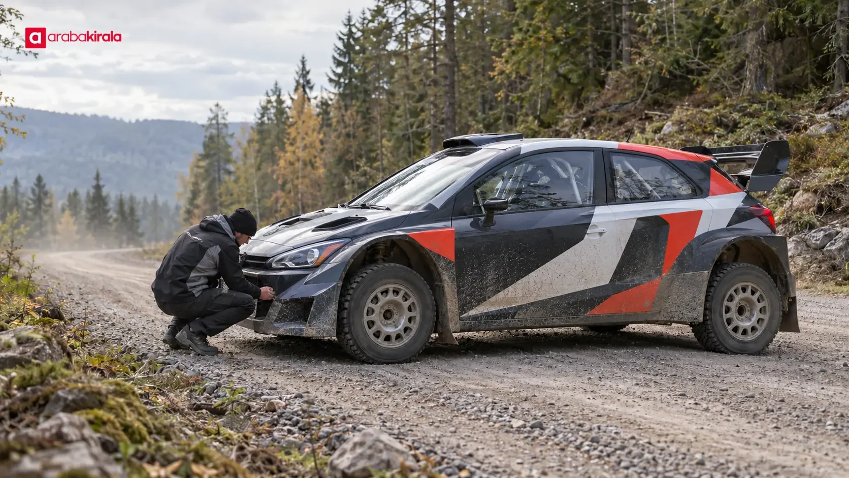 WRC ralli otomobili shakedown sürüşünde etap koşullarını ve ayarlarını deniyor