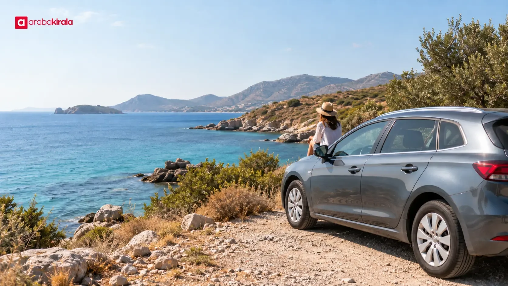 Yaz güneşinde Datça Yarımadası kıyısında otomobille gezi ve deniz manzarası