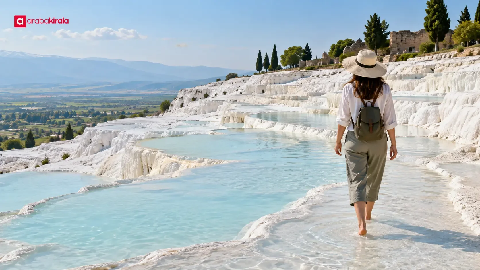 İlkbahar ışığında Pamukkale travertenlerinde yürüyen ziyaretçiler