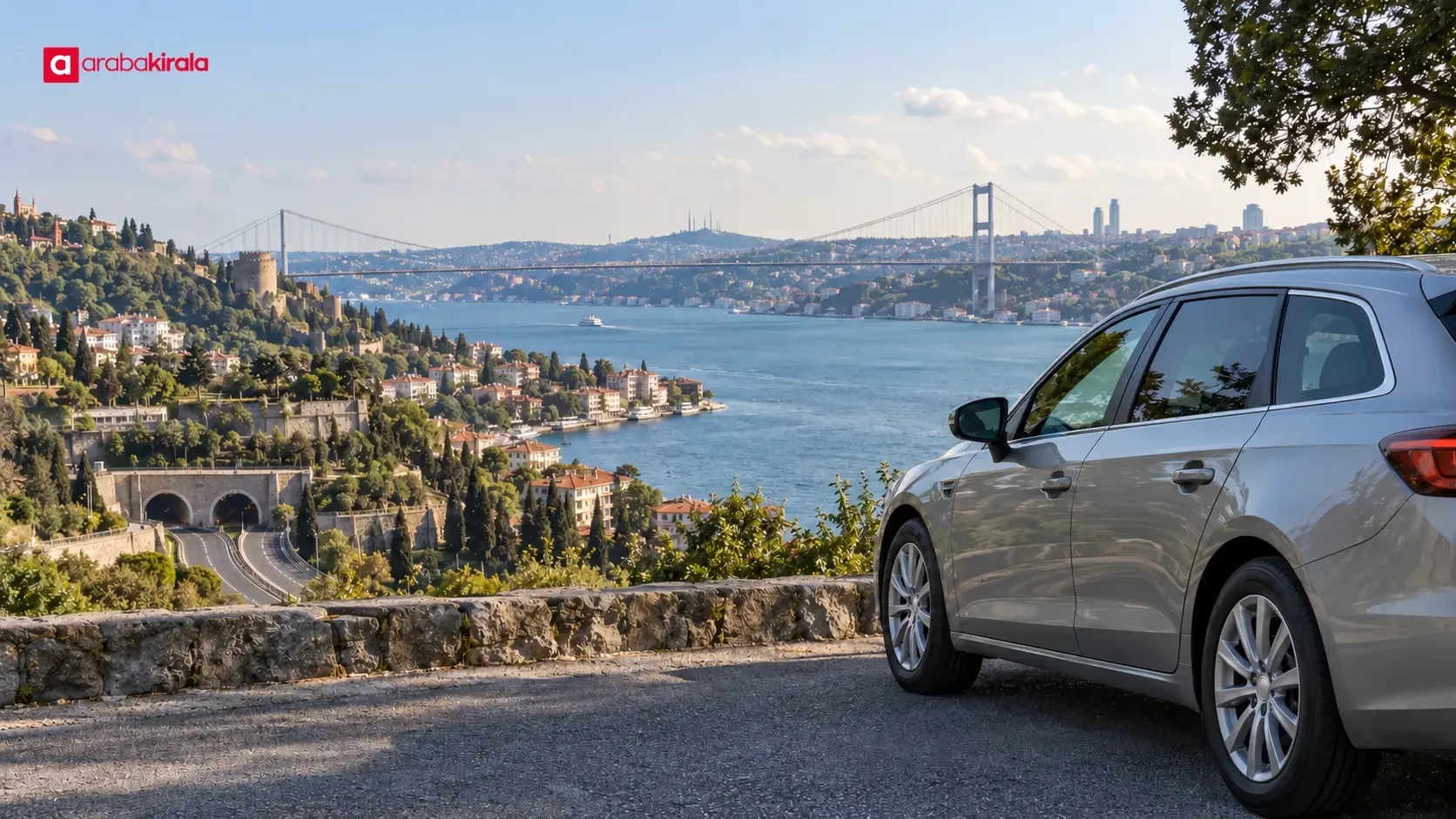 İstanbul Boğazı üzerinde köprü ve şehir trafiğinde ilerleyen araçlar