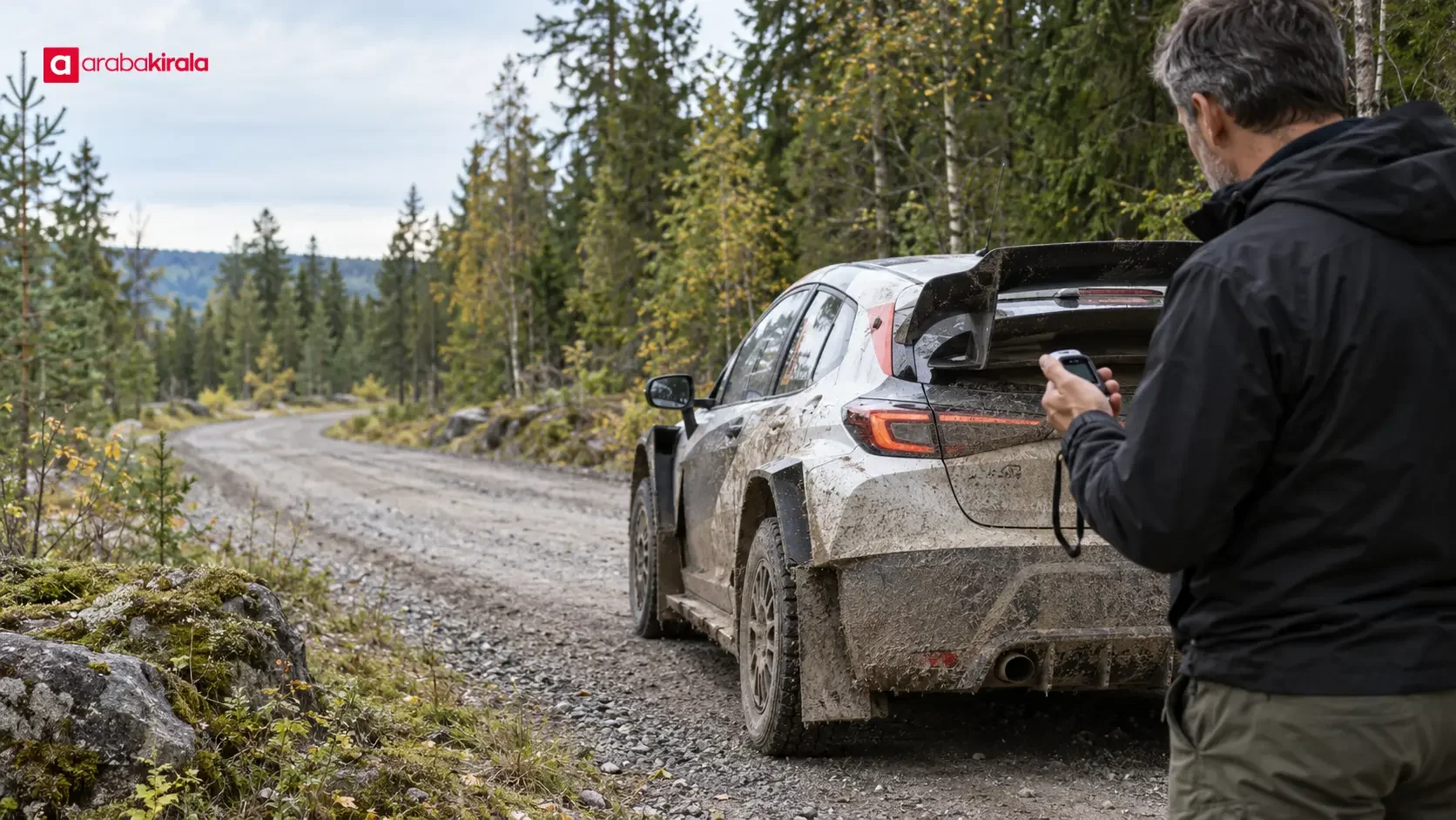 Ralli otomobili kapalı toprak etapta start çizgisinden geçerken