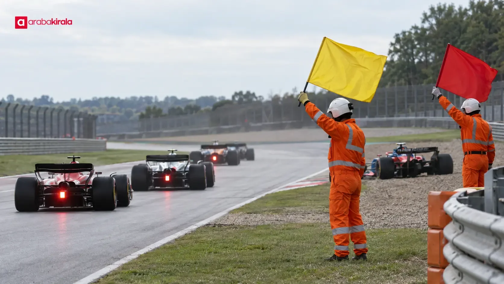 Formula 1 pistinde sarı bayrak sallayan görevli ve yavaşlayan yarış otomobili
