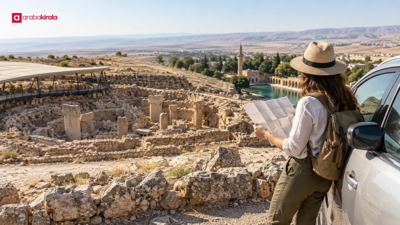 Göbeklitepe’de T biçimli dikilitaşları gezen ziyaretçiler