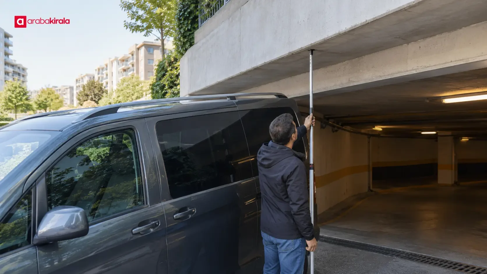 Beylikdüzü’nde kapalı otopark girişinde aracın tavan yüksekliğini kontrol eden sürücü
