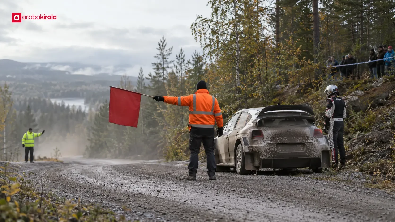 Ralli görevlileri orman yolundaki etap kontrol noktasında güvenlik hazırlığı yapıyor