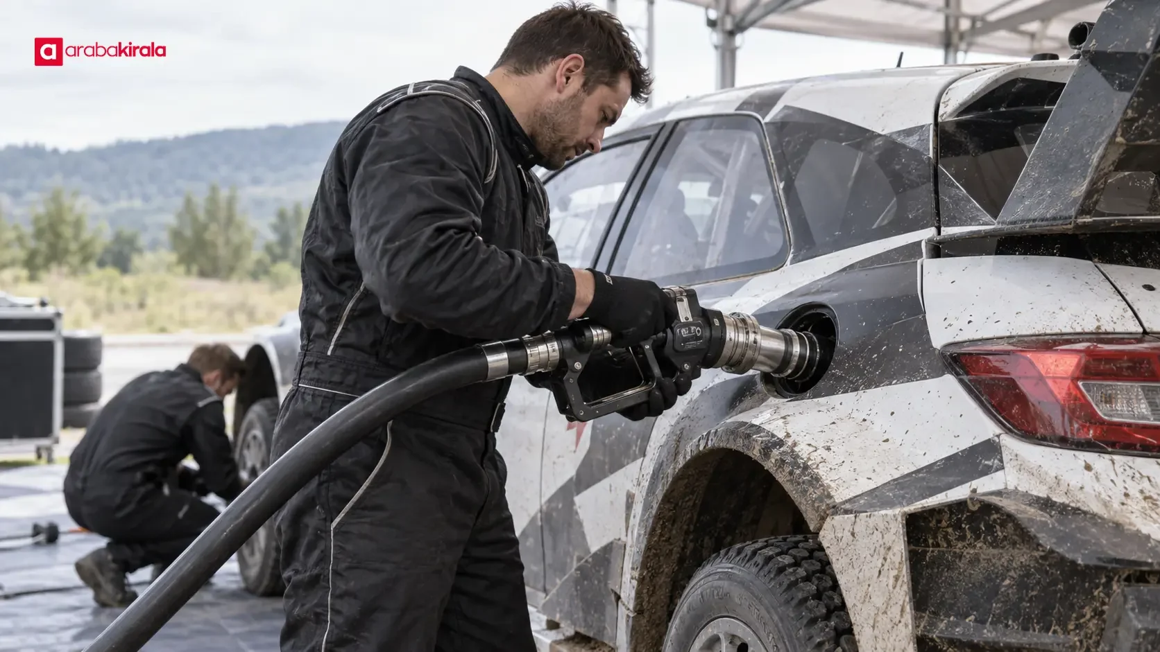 WRC servis alanında bakım gören bir ralli otomobili ve çalışan ekip