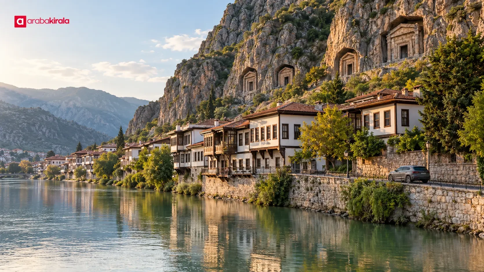 Amasya’da Yeşilırmak kıyısından görülen Kral Kaya Mezarları