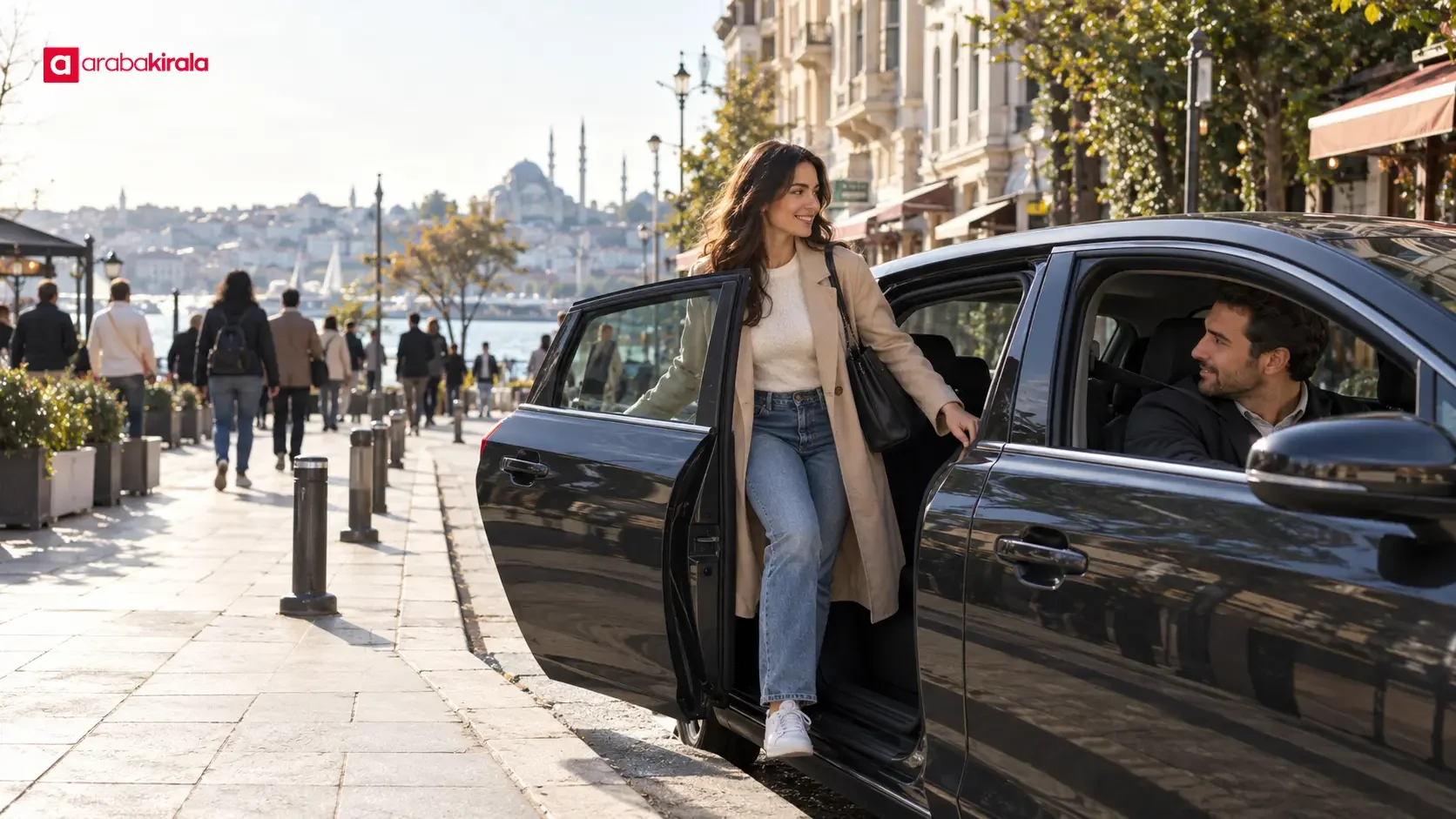 İstanbul’da yoğun bir sokakta uygun kenar cebinde yolcu alan araç